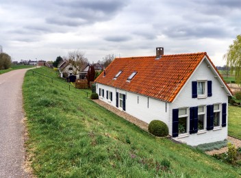 houses behind the river dikes near sleeuwijk (nl)
